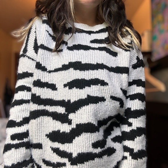 john + jenn black and white zebra print pullover sweater grunge distressed small - Picture 2 of 6
